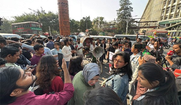 স্বরাষ্ট্র উপদেষ্টার পদত্যাগ চেয়ে জাতীয় ছাত্রশক্তির শাহবাগ অবরোধ